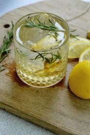 Ginger Rosemary Cocktail with gin | an easy summer cocktail!