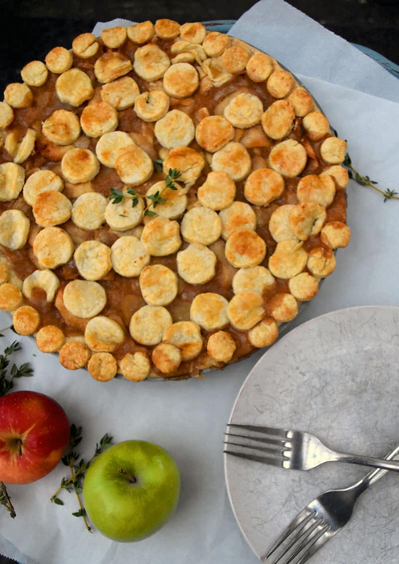 This is a delicious fall pie full of sliced pears, apples, spices, and flavor! This uses a classic homemade pie filling and amps up the flavor with sweet pears and spices. My personal favorite pie recipe! #applepie #easy #homemade #pear #crust #filling