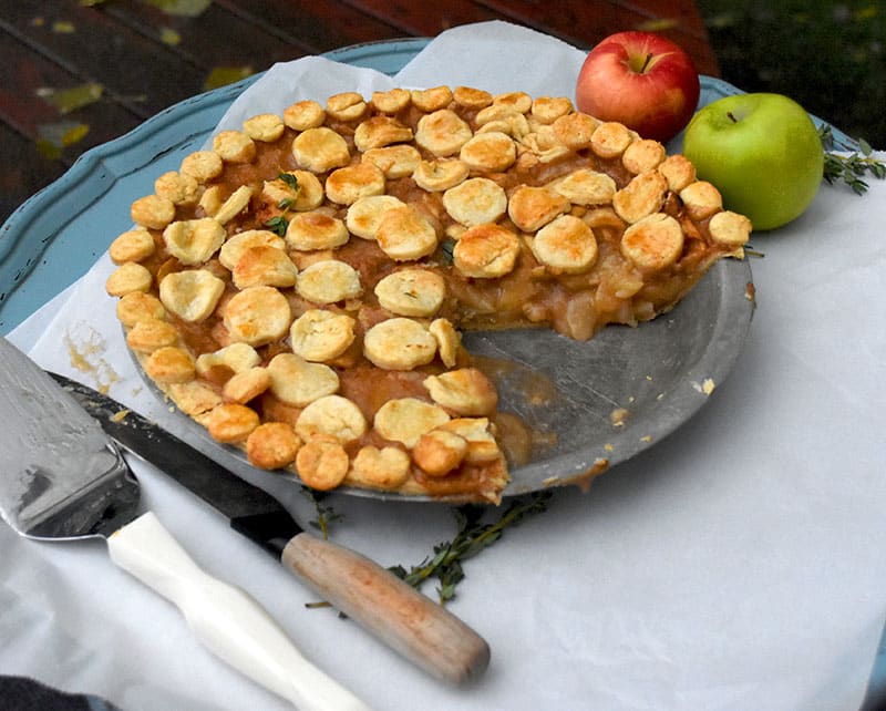 This is a delicious fall pie full of sliced pears, apples, spices, and flavor! This uses a classic homemade pie filling and amps up the flavor with sweet pears and spices. My personal favorite pie recipe! #applepie #easy #homemade #pear #crust #filling