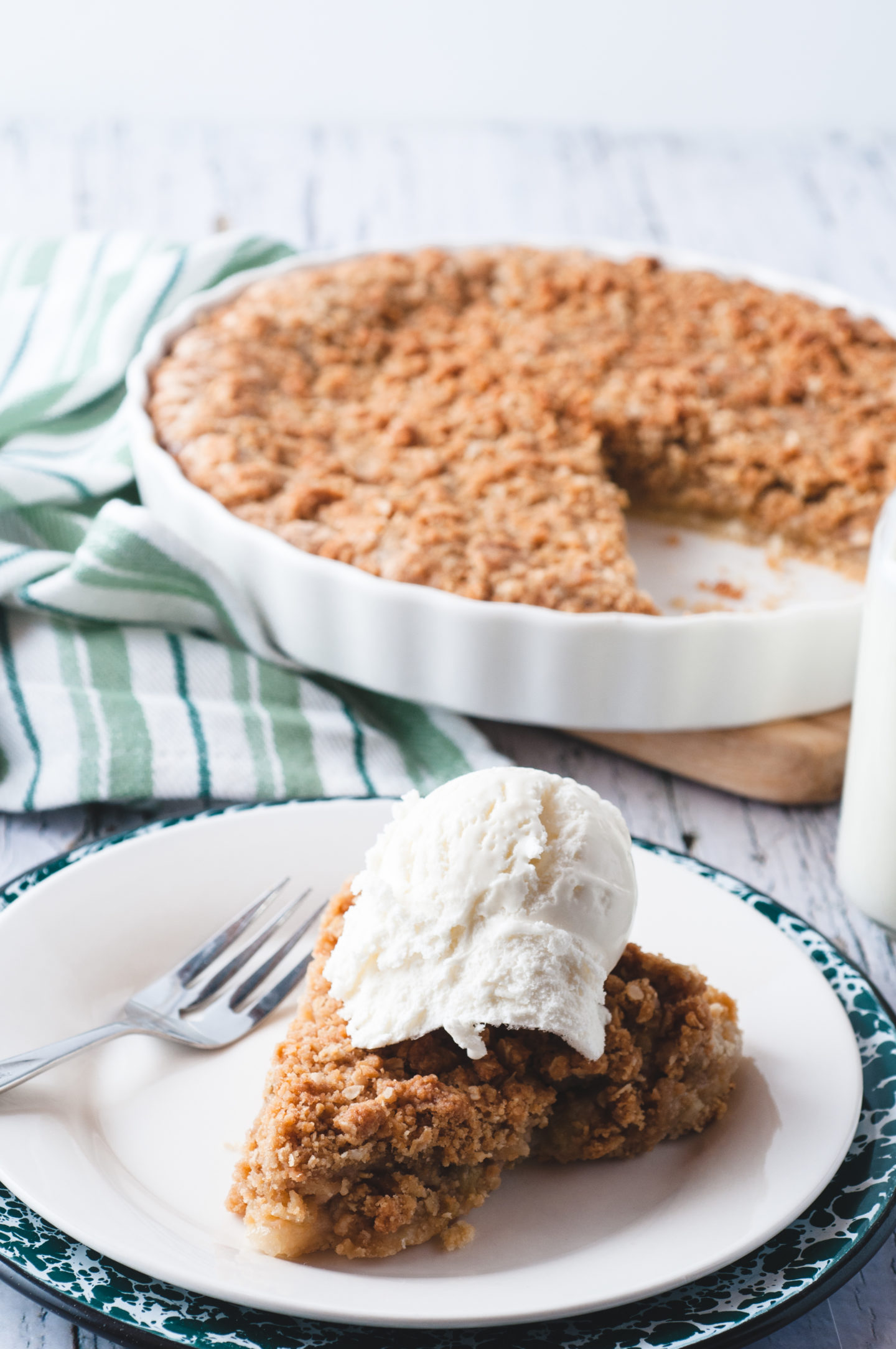 Fresh Rhubarb Pie with Crumble Topping