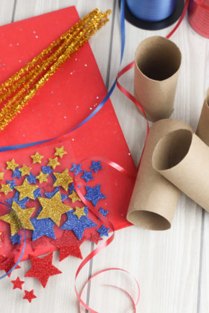 How to Make Party Crackers [VIDEO] -- fun party idea