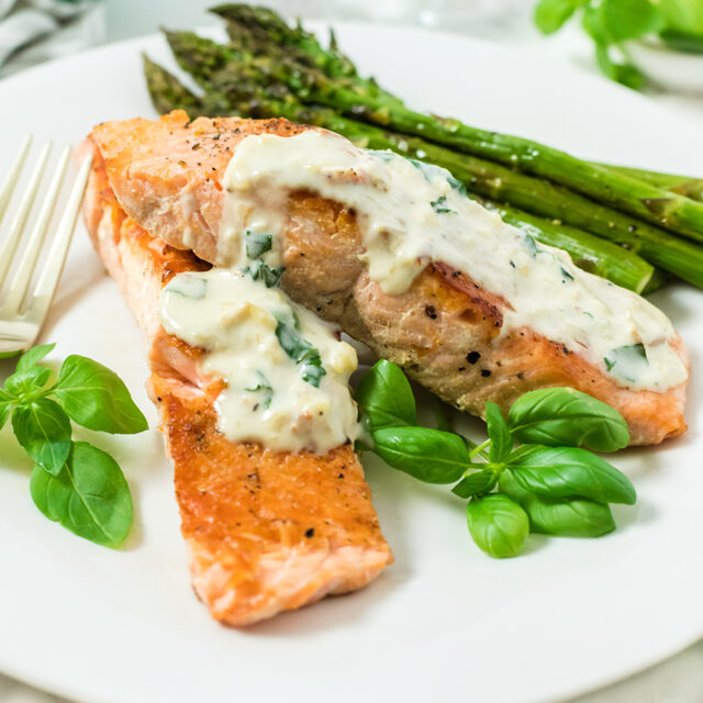 Simple Pan Roasted Salmon with Creamy Garlic Sauce (the BEST Recipe for ...