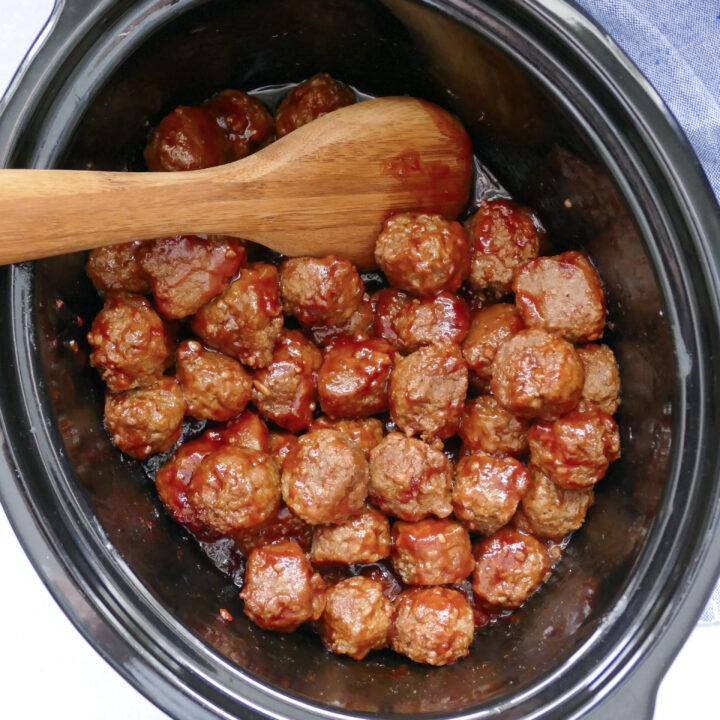 Sweet & Spicy Sauce Crockpot Meatballs --> 5 minute prep!