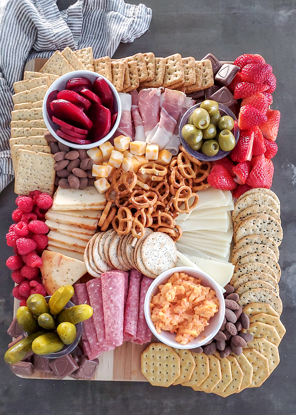 How to Make an Easy Charcuterie Board (step by step) ⋆ NellieBellie