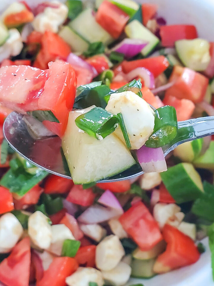 easy Marinated Tomato Salad (great for garden produce!) ⋆ NellieBellie