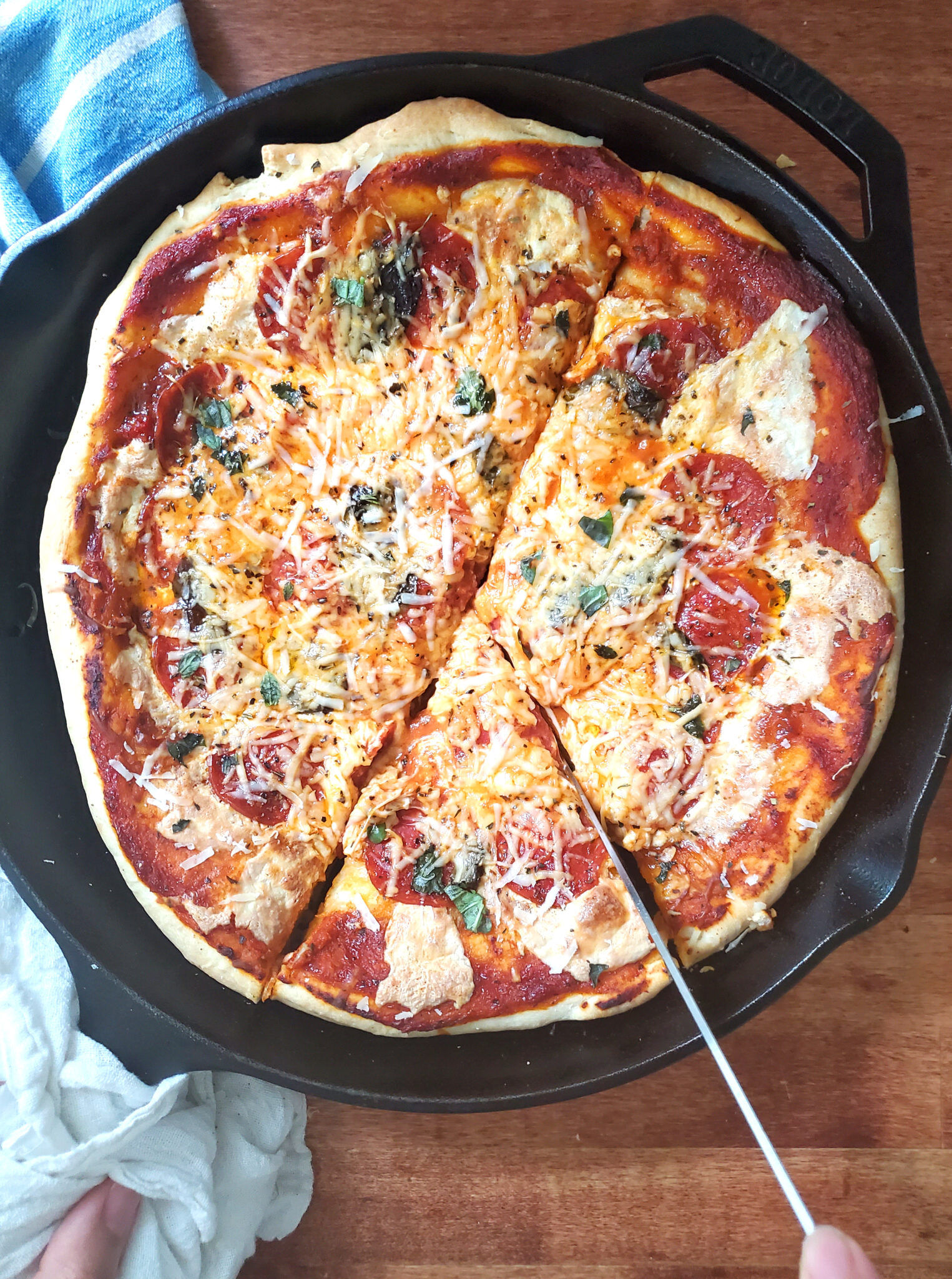 Cast Iron Pizza --> all the secrets for perfect & fast pizza!