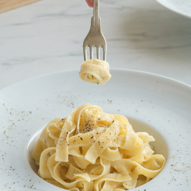 Easy Fettuccine Alfredo Recipe (Homemade with only 5 ingredients and ...